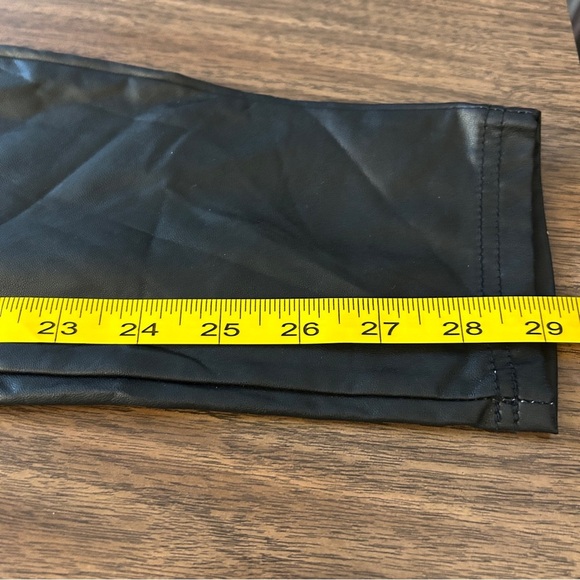 HUE Glossy Black Leggings - Picture 8 of 9